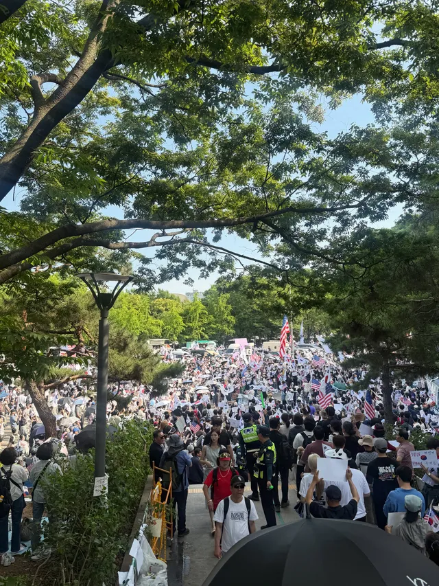 가슴이 뜨거워졌던
#잠실민주화운동 

정말 너무너무 더웠지만
얼음물도 나눠주시고
서로 배려하는 모습에
아직 대한민국은 살만한
나라라는 것을 느꼈