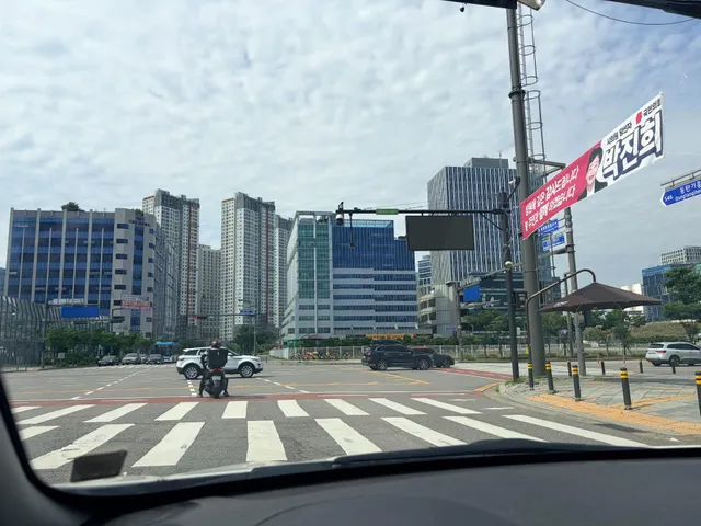 그…원래 태극기를 안다나요 현충일엔?
제 기억엔 모든 국경일엔 거는 거 아니었나여