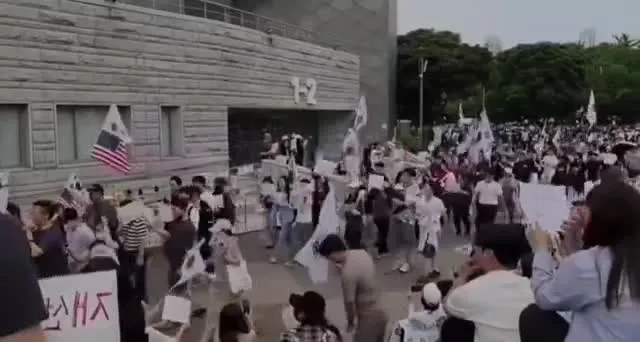 결국 윤어게인 세력이 잠실 체육관에 대규모로 진입했습니다.

순수한 재선거 요구라던 이들은 이제 윤석열 석방과 이재명 구속을 외치고 있습니다.
