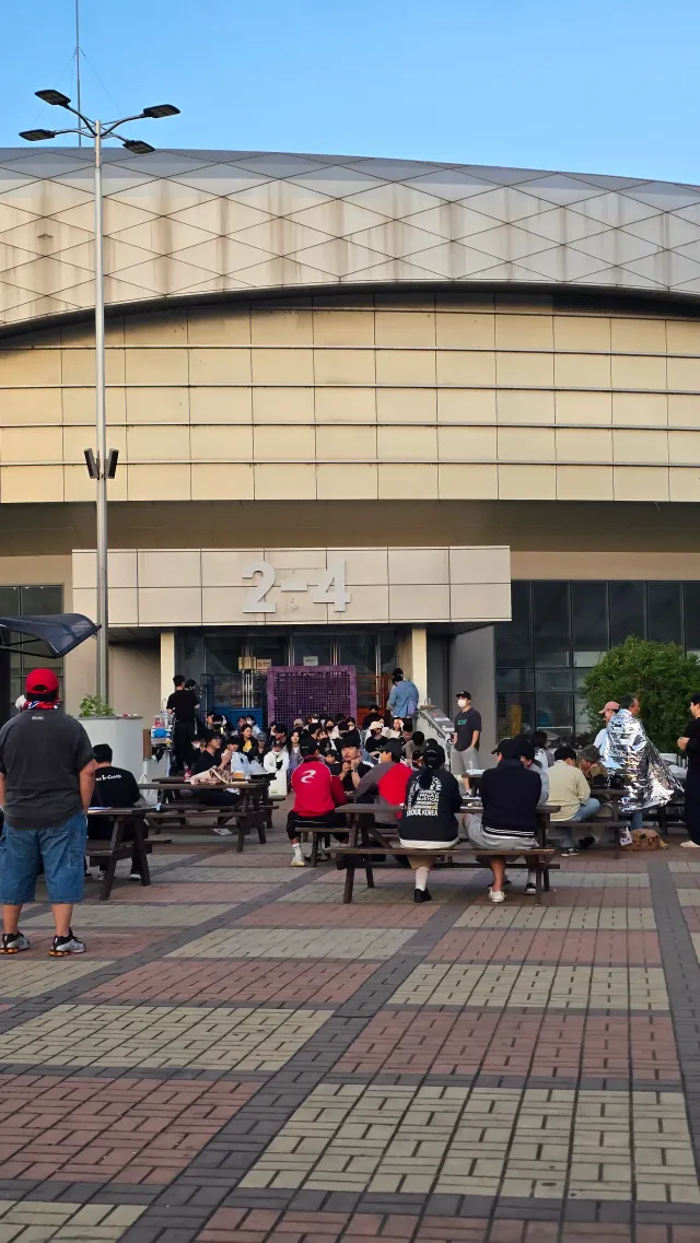 춥고 긴 새벽이었다 
더러는 거슬리는 상황도 몇번 있었지만 
결국은 다 한마음이었지 
싸우지 말고 평화롭고 지혜롭게 잘 해결되길...