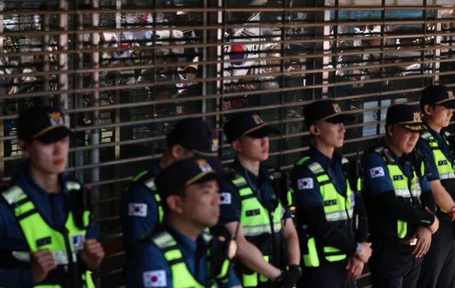 [시대광장/이상복]중국을 보는 두 개의 착시

"관등성명을 대라. 중국 공안 아니냐."최근 서울 잠실 개표소 앞 시위 현장에서는 믿기 어려운 장