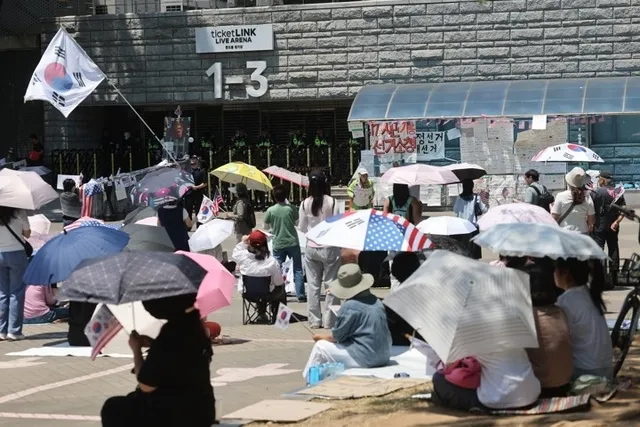 개표소 봉쇄 시위 11일째… 체육회 “법적 대응 검토”

서울 송파구 올림픽공원 핸드볼경기장 개표소 봉쇄 시위가 11일째 이어지며 체육단체 업무
