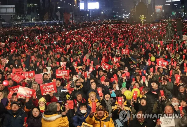 지금 보니 너무 기이하지 않아요? 
ㅂㄱㅎ ㅇㅅㅇ 탄핵 집회.

잠실 현장하고 비교하니 더 기괴해요.

저 많은 피켓, 
심지어 ㅂㄱㅎ 탄핵이 