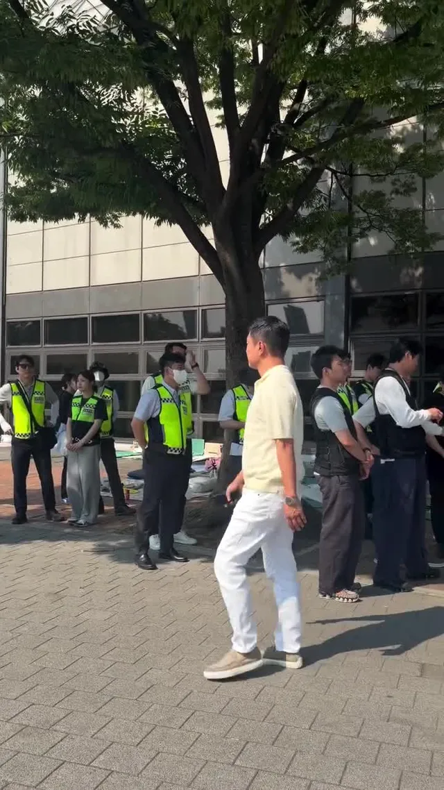 09:15 올공 상황

물건 꺼낼게 있어서 들어간다며
형사, 경찰들 저 인원으로 2-1로 옴

시밈들이 사방팔방에서 달려와서 막음
시간 되시는 