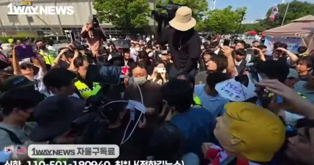 [속보] 체육계 관계자와 경찰, 올림픽공원 진입 시도. 김현태 단장과 조율 후 일단 퇴거.