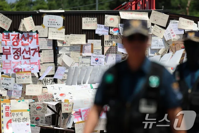 12일째 접어든 잠실개표소 봉쇄 시위…경찰·체육회, 시위대와 대치

'투표용지 부족' 잠실개표소 진입 시도 6·3 지방선거 '투표용지 부족 사태