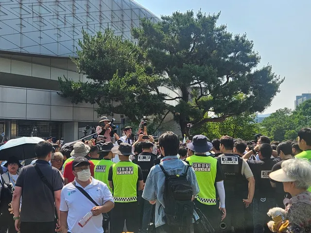 경찰, 올림픽공원 '잠실 개표소' 진입 시도 … 시민들과 대치

투표용지 부족 사태로 촉발된 서울 송파 잠실올림픽공원 개표소 봉쇄 시위 12일차