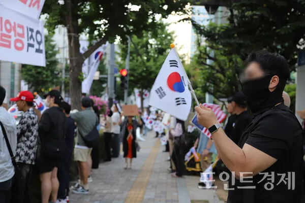 "우리가 시위대냐" 잠실서 부산까지···선관위 부실이 키운 '신뢰의 균...

[포인트경제] ​6.3 지방선거 투표지 부족 사태의 후폭풍이 가라