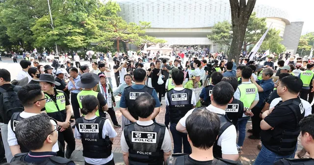경찰·체육회, 잠실 핸드볼경기장 진입 시도… 시위대와 대치

경찰·체육회, 잠실 핸드볼경기장 진입 시도 시위대와 대치