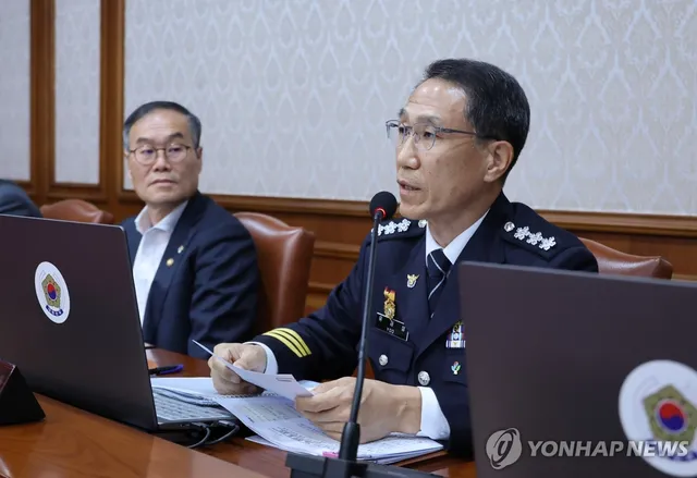 잠실 개표소 봉쇄 시위 현장상황 보고 하는 유재성 직무대행

(서울=연합뉴스) 안정원 기자 = 유재성 경찰청장 직무대행이 16일 서울 종로구 정