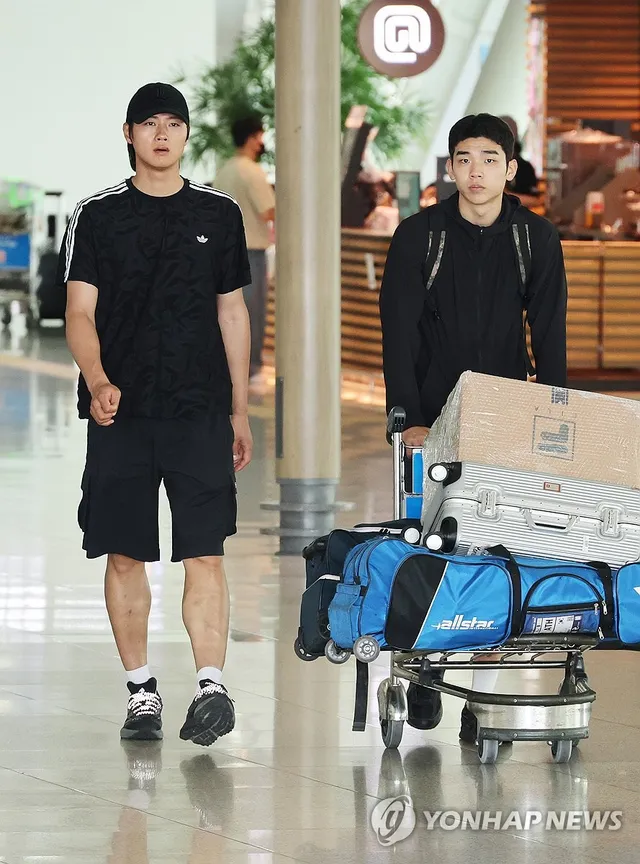 펜싱 국대, 개인 장비 급하게 빌려 출국

(영종도=연합뉴스) 임화영 기자 = 잠실 개표소 봉쇄 시위로 인해 개인 장비를 급하게 조달해 국제대회