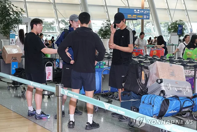 펜싱 국대, 개인 장비 급하게 빌려 출국

(영종도=연합뉴스) 임화영 기자 = 잠실 개표소 봉쇄 시위로 인해 개인 장비를 급하게 조달해 국제대회