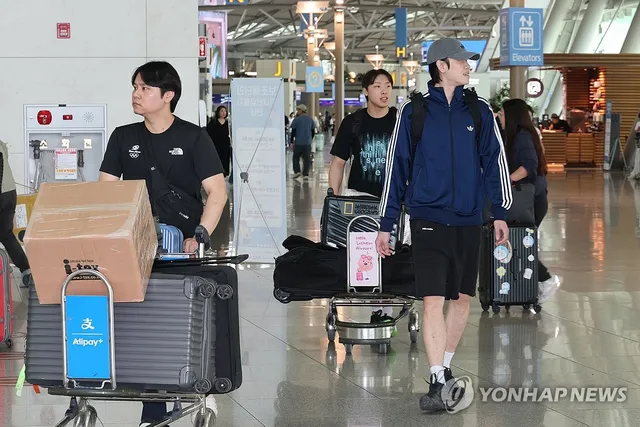 펜싱 국대, 개인 장비 급하게 빌려 출국

(영종도=연합뉴스) 임화영 기자 = 잠실 개표소 봉쇄 시위로 인해 개인 장비를 급하게 조달해 국제대회