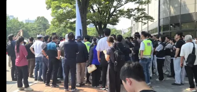 긴급!!!!!!
올공 현재 위기 상황
시민들과 경찰 대치 중