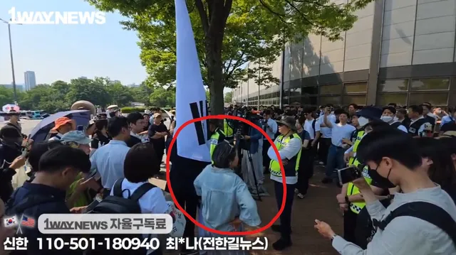[올림픽 공원 긴급]

9시 땡 치자마자 '기자, 경찰' 데리고 2-1로 출근해서
한노총으로 추정 되는 이 아줌마 문 열라고 또 하는 중..

