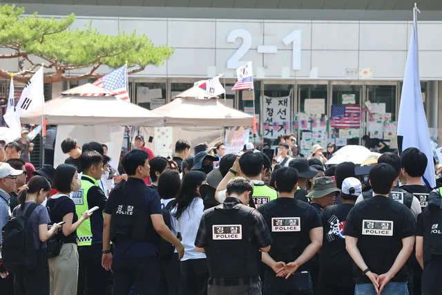 ‘개표소 봉쇄’ 현장, 경찰 진입 시도…장동혁 “올림픽공원 모여 달라...

경찰이 16일 오전 ‘개표소 봉쇄’ 시위가 벌어지고 있는 서울 송파