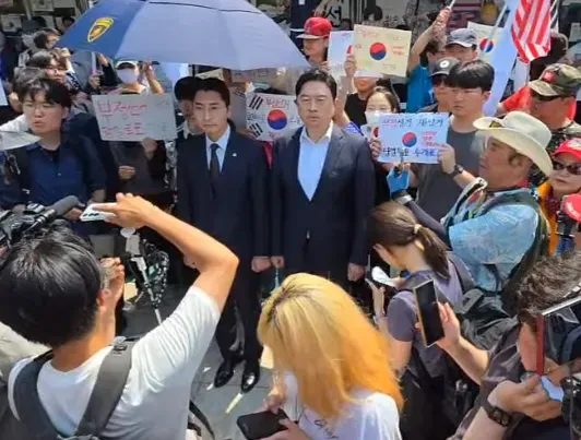 현장에 박준태 의원님이 입구를 지키고 계십니다.

애국시민여러분들은 절대 흥분하시면 안됩니다. 

오전 10시40분기준 기동대는 잠시 빠졌고 기