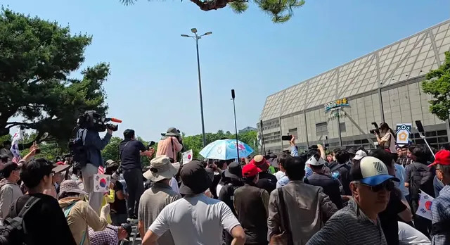 현재 올림픽공원 핸드볼경기장에
국민의힘 박태준 의원님 오셨는데
대치상태에 있는것으로 보입니다.
“송파경찰서 형사과장이 와서 선관위 진입 막을 시