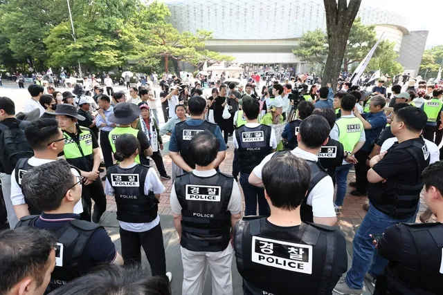 체육단체 진입 시도에 반발…잠실 개표소 앞 경찰 100여명 배치

체육단체 진입 시도에 반발…잠실 개표소 앞 경찰 100여명 배치, 정보관·형사