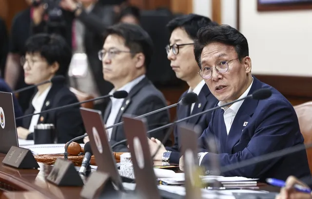 [포토] 유재성 경찰청장 직무대행에게 질의하는 김 총리

[포토] 유재성 경찰청장 직무대행에게 질의하는 김 총리, 임형택 기자, 정치