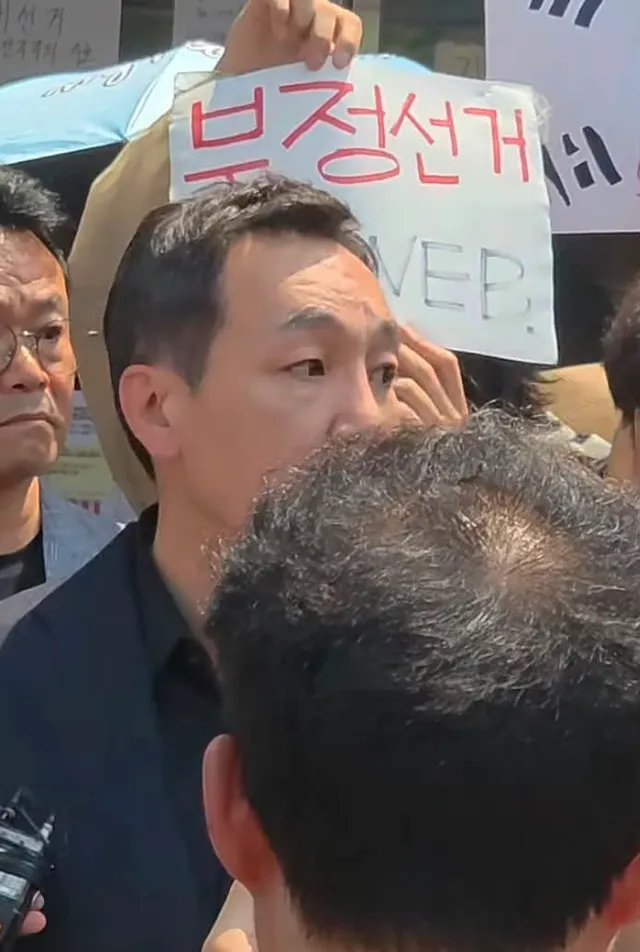 현재 올림픽공원 핸드볼경기장에
경찰이 강경진입 시도하려다 실패후에
급하게 국민의힘 김민수 최고위원님 도착하셨습니다.