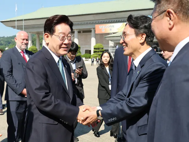 [속보] '개표소 봉쇄'에 대통령·총리 "용납 못할 심각한 불법 행위·행...

주요7개국(G7) 정상회의 참석과 유럽 순방을 위해 출국하는..