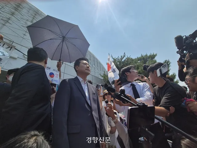 [속보]‘잠실 시위’ 장동혁 “무도한 강제진입 시도, 시민들과 끝까지...

장동혁 국민의힘 대표가 16일 경찰이 강제 진입을 시도 중인 잠실 