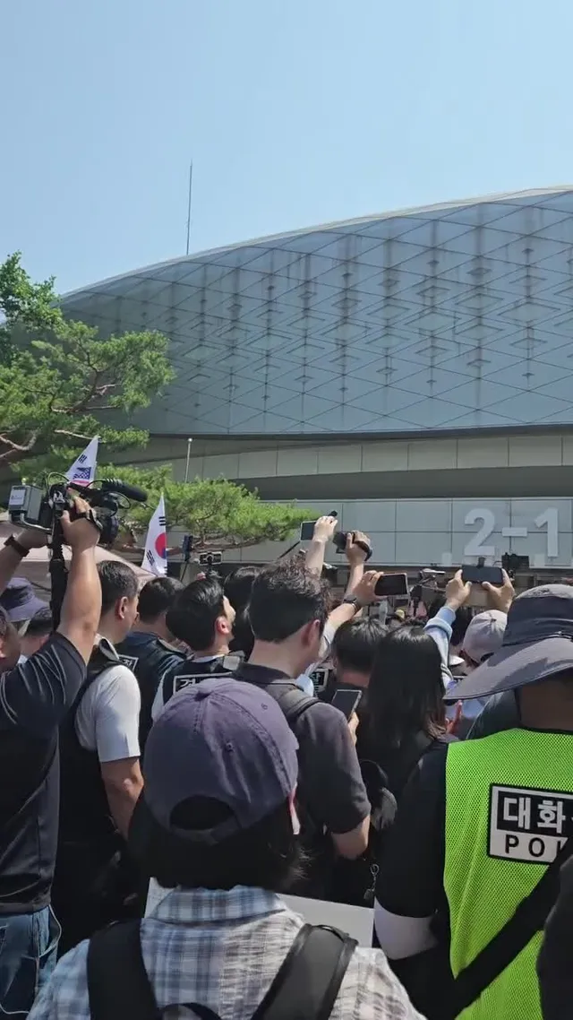 경찰이 밀고 들어가려합니다