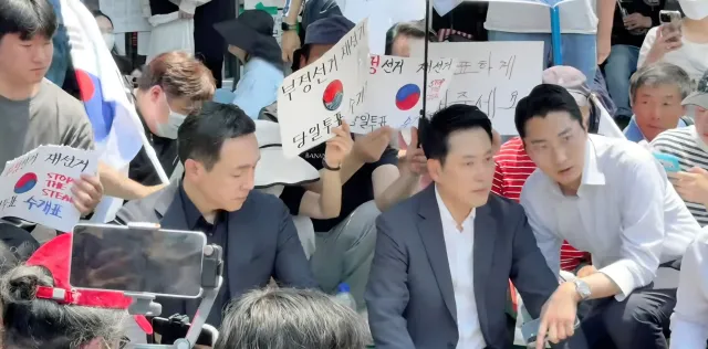 의원들 없었으면 잠실 올공 벌써 뚫렸을듯..
경찰들 들어가는거 장대표가 막았네요
이래서 제도권이 필요한겁니다.