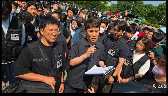 고개 숙이고 있는 경찰과 두 손 모으고 있는 경찰은 아는거다. 이 상황이 얼마나 부조리하고 얼마나 죄스러운 상황인지.

이럴려고 경찰이 됐는가?