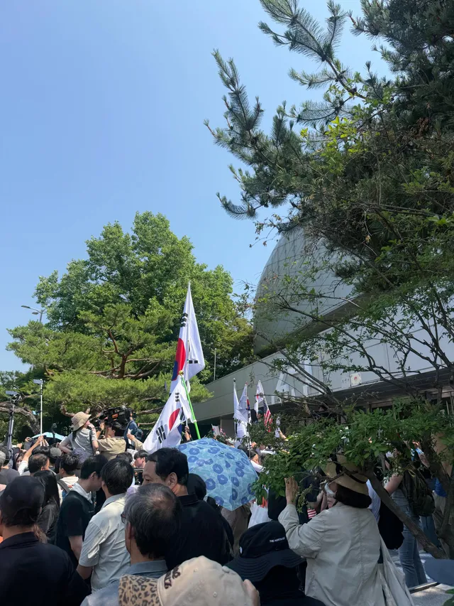 지금 정말 밀고 들어오기 직전이에요…. 더이상 막으면 업무방해죄라고 그냥 정말 이게 무력진압이 아니면 뭔가요