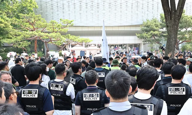 ‘봉쇄 12일’ 잠실 개표소…경찰, 3차례 “업무방해” 경고

6·3 지방선거 투표용지 부족 사태에 항의한 집회 참가자들이 12일째 모든 출입을