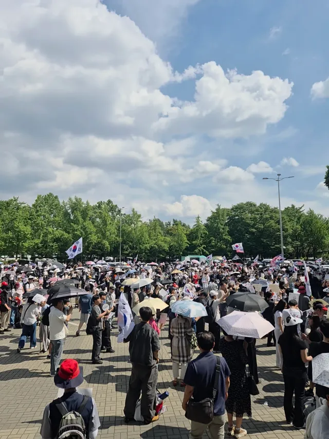 평화로워 
유언비어에 속지마
직접 눈으로 직접 확인하면 알거야