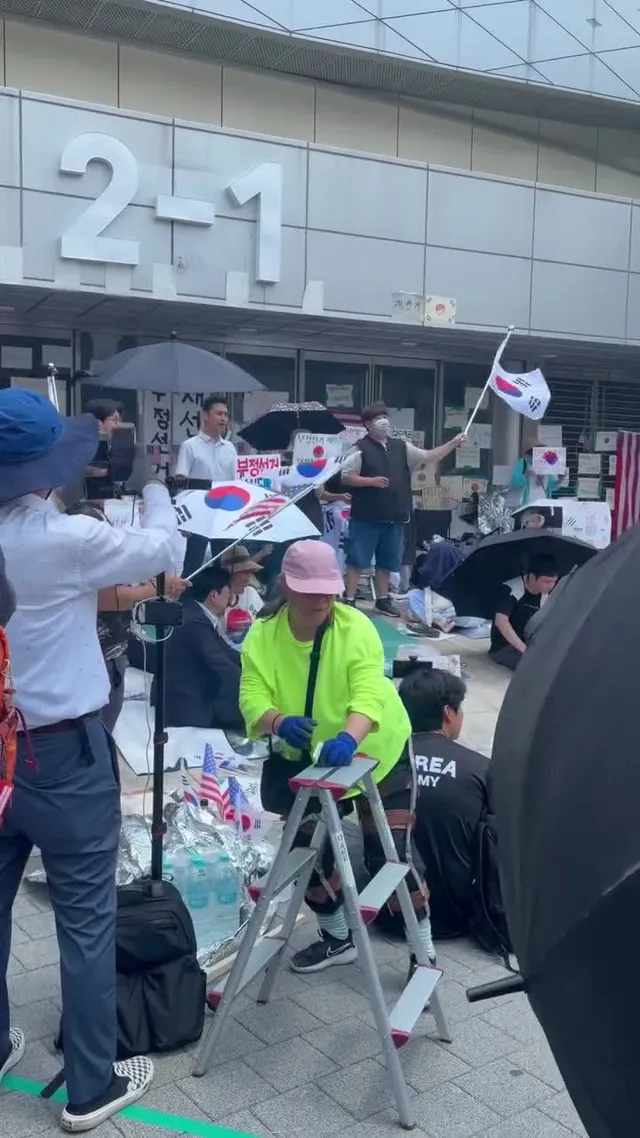 6.15 13시 올공 현황

아마 이제부터 소인은 강경파들로부터 여론몰이를 당하고 공격을 당할것이오 본격적으로 전면에 나왔기 때문이오

아마 이