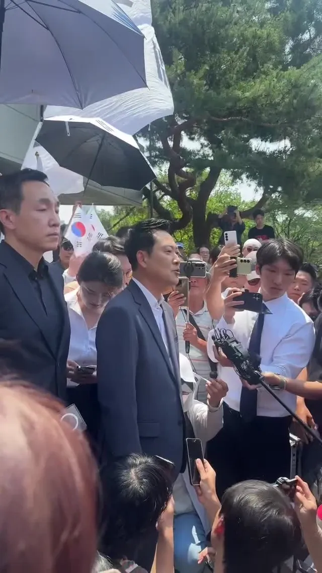 이재명 정부와 경찰의 '잠실 강제 진압 시도'에 급히 도착해 방어하는 국민의힘 장동혁 당대표와 김민수 최고위원.

시민들이 원하는건 특검, 선관