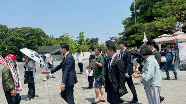 국회의원들이 도착하면서 소강상태가 된 듯합니다.
언론은 이 상황에 대해 공정하게 보도해주시기 바랍니다