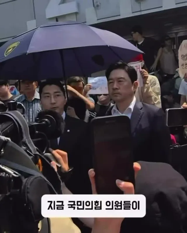 오늘 올림픽공원 핸드볼경기장 
경찰이 무력으로 진압하려고 했었을때
나오셔서 온몸으로 막으겠다는분