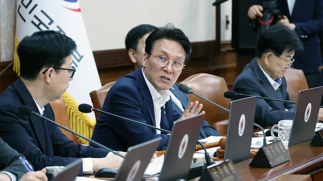 김 총리, 잠실 개표소 봉쇄 시위에 "용납 못할 심각한 불법 행위"

김민석 국무총리가 서울 올림픽공원 핸드볼경기장 개표소를 봉쇄하는 시위대를 