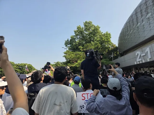 잠실 시위대에 가로막혀 진입 실패…경찰 "즉각 사법 처리"

6·3 지방선거 투표용지 부족 사태를 규탄하는 개표소 봉쇄 시위가 12일째 이어지고