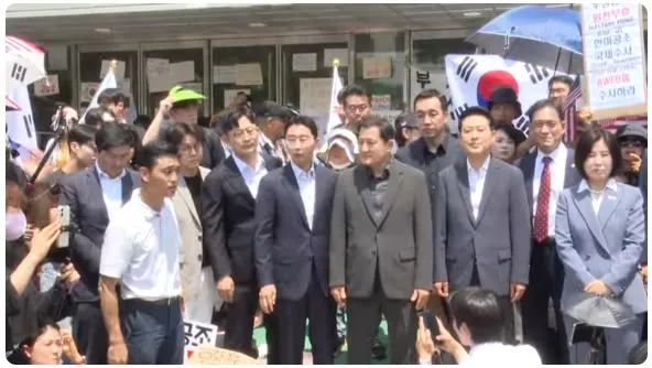 1:17기준
국힘이랑 체육단체랑 합의한 내용 (시민들한테 의사 물어봄)
각 단체가 필요한 물품 최소한으로

1 12개 단체가 있고, 한 단체당 