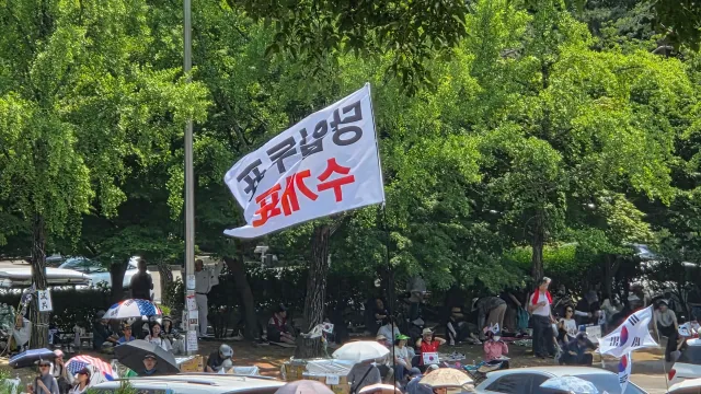진짜 1분만 서 있어도.. 엄청 뜨거워요 ㅜㅜ

사진에 보이는 몇 백명 뿐만 아니라...
주위의 그늘에도 많은 분들이 모여 외치고 있어요 ㅜㅜ
