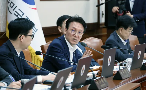 김 총리 "무슨 권리로 통행 막나, 끝가지 추적해 책임 물어야"

김민석 국무총리는 12일째 이어지고 있는 잠실 개표소 봉쇄 사태와 관련, “절