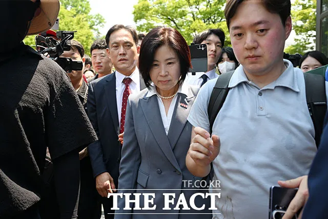 잠실 개표소 찾은 김미애 의원 [TF사진관]

김미애 국민의힘 의원이 16일 오전 서울 송파구 올림픽공원 핸드볼경기장에 마련된 6·3 지방선거 