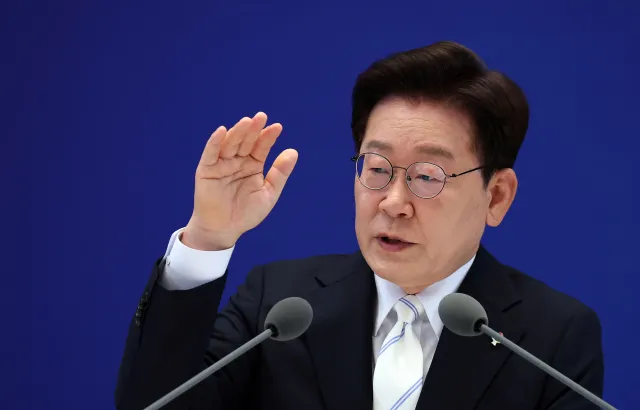 "개표소 봉쇄 시위, 엄정 대처"지시한 李…시민단체, 고발했다

이재명 대통령이 8일 청와대 영빈관에서 열린 취임 1주년 기...