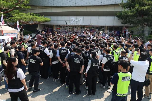‘잠실 봉쇄 시위’에 결국…서울파크뮤직페스티벌 “무대 변경, 전액 ...

6·3 지방선거 투표용지 부족 사태로 촉발된 ‘잠실 개표소 봉쇄 시위