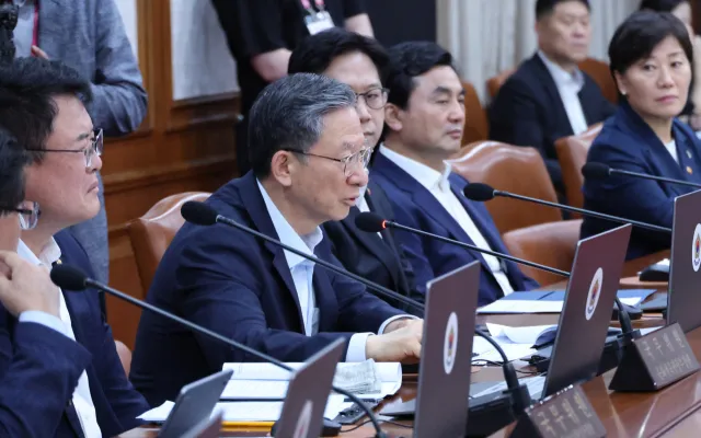 '잠실 시위' 격화에 정성호 법무장관 "도넘는 불법행위 엄중 대응"

정성호 법무부 장관이 16일 서울 종로구 정부서울청사에서 열린 국무회의 겸
