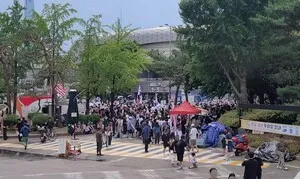 잠실 개표소 봉쇄 12일째…결국 펜싱 대표팀 장비 못 챙기고 출국

[뉴스웍스=김현일 기자]