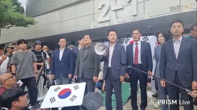 장동혁대표 : 안에 들어가서 체육인들 필요 물건들만 가지고 나오고 전산장비에 대해선 일체 손대지 않고 의원 동반 카메라 2대(라이브) 방송준비 