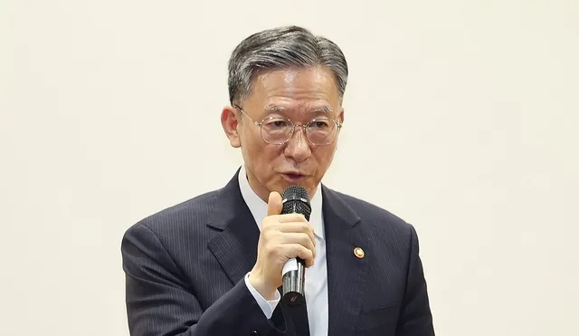 정성호, 격앙된 잠실 봉쇄 시위에 "도 넘는 일탈과 불법행위는 엄중 대...

정성호 법무부 장관은 16일 잠실 봉쇄 시위가 격앙되자 "참정권 