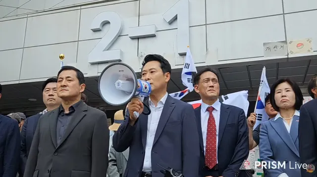 장동혁 대표 추가 브리핑

- 2개 방송국 카메라(라이브) 들여보내기로
- 전산장비에 대해 일체 손을 대지 않기로
- 의원들과 단체별로 2명씩 